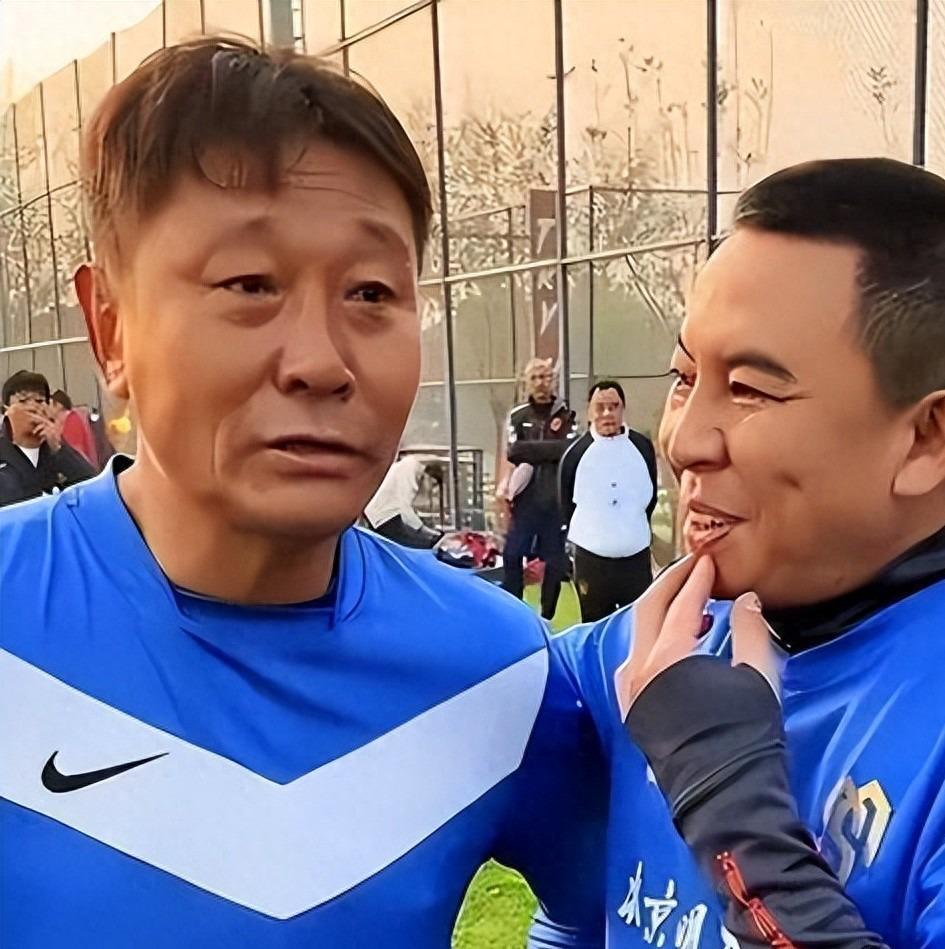 bob半岛体育官方入口-前国脚高峰现状：54岁很显老，妻子也是运动员，二儿子和继父更亲